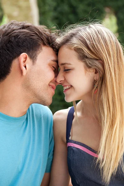 Atractiva pareja besándose y sonriendo Fotos De Stock