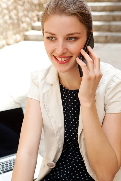 Mujer de negocios llamando por teléfono Fotos De Stock Sin Royalties Gratis