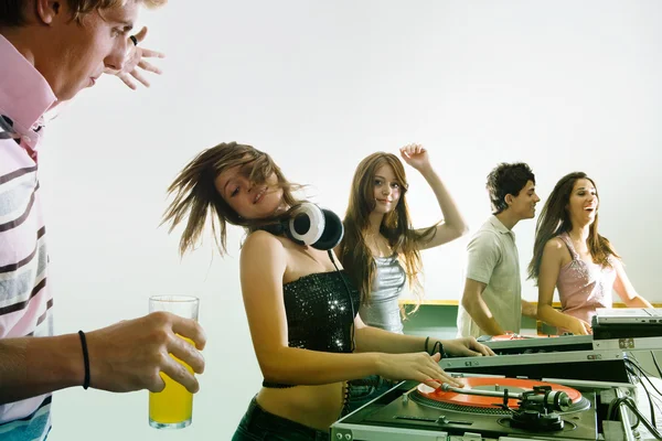 Menschen tanzen in einem Nachtclub Stockbild