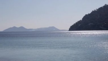 Dağlar haddeleme ile köpüklü Denizi