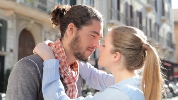 情侣拥抱和亲吻在城市的街道 — 图库视频影像