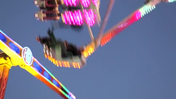 Dos paseos balanceándose y girando en el aire — Vídeo de stock