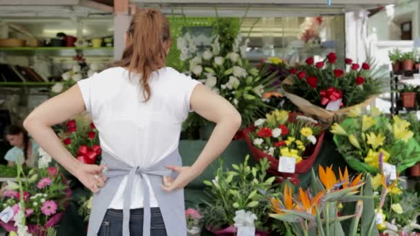 花屋の女性は仕事の準備をする — ストック動画