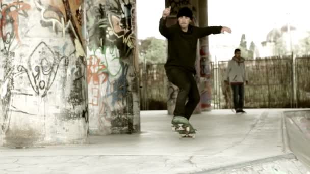 Skater trainieren im Skaterpark — Stockvideo