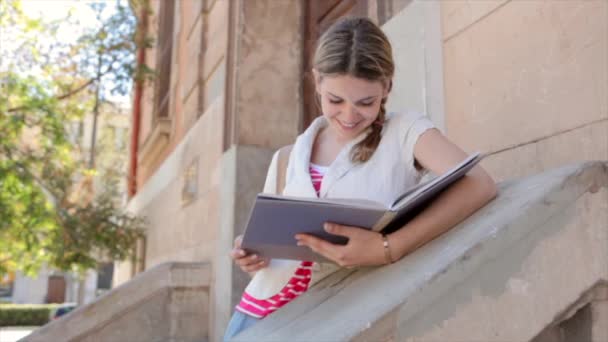 Student meisje lezen haar notitieboek — Stockvideo