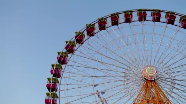 Pariserhjul vände sig mot en himmel — Stockvideo