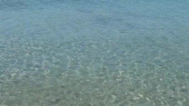 Sakin bir günde dalgalar deniz