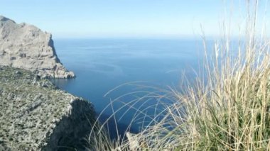 Etkileyici dağlar ve deniz görünümü