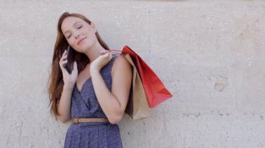 akıllı telefon arama alışveriş çantaları ile kadın