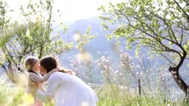 Anne ve kızı bahçede sarılma