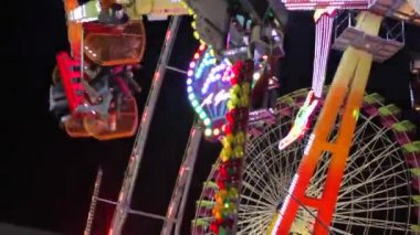 Lunaparktaki büyük sallanan yolculuğu gece
