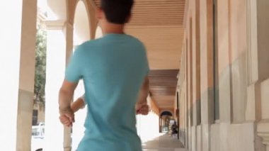 çift bir kemer yolu etrafında dönüyor