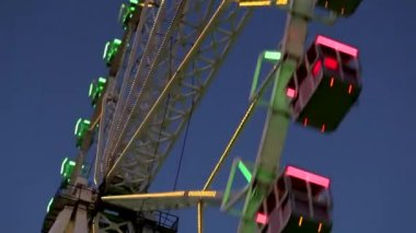 Bir dönme dolap dönüm yakın çekim