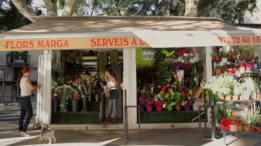 çiçekçi büfesi açan işletme sahipleri