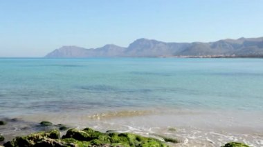 Akdeniz kıyısında yeşil taşlar ile