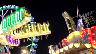 Gece zaman eğlence parkı hızlı yolculuk