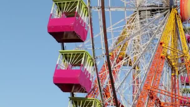 Riesenrad dreht sich auf Jahrmarkt — Stockvideo