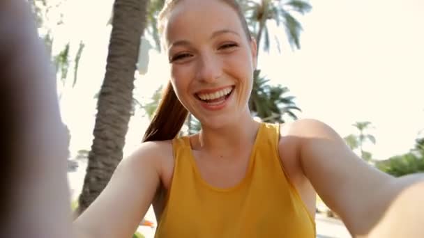 Femme prenant selfies vidéos d'elle-même à la caméra — Video