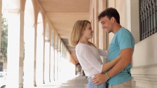 Туристична пара обіймає і цілує — стокове відео