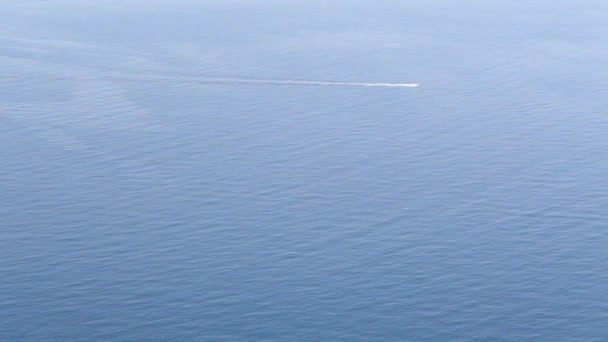 Petit bateau à moteur traversant la mer — Video