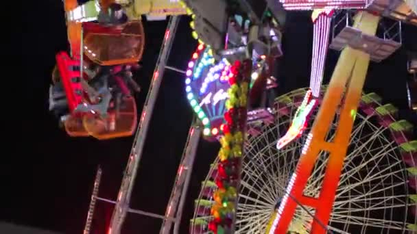 Grote swingende rit in een amusement park's nachts — Stockvideo