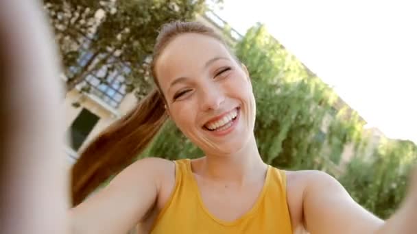 Mujer tomando selfies videos de sí misma en cámara — Vídeo de stock