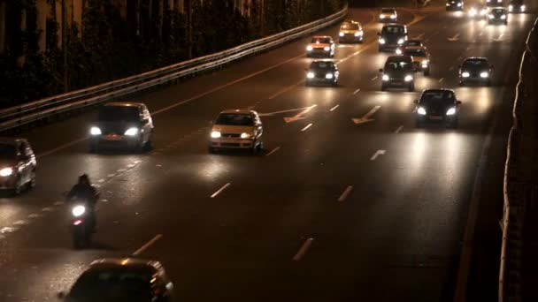 Tráfico por carretera por la noche — Vídeo de stock