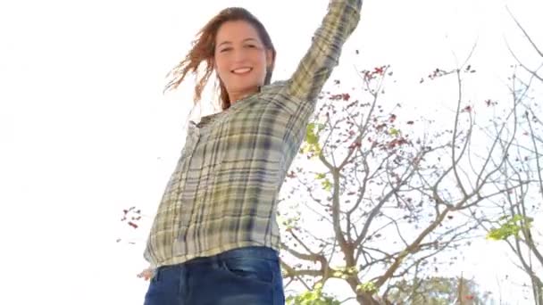 Женщина танцует вокруг в солнечный день — стоковое видео