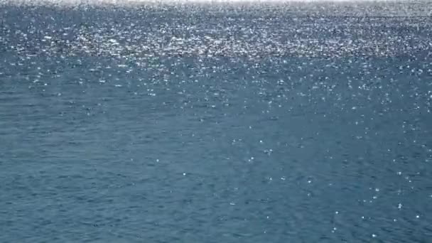 Mar con reflejos brillantes del sol — Vídeos de Stock