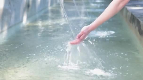 떨어지는 물 아래 손 — 비디오