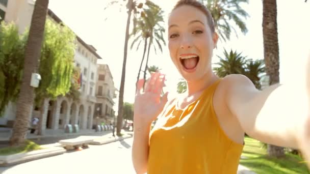 Mujer tomando selfies videos de sí misma en cámara — Vídeos de Stock
