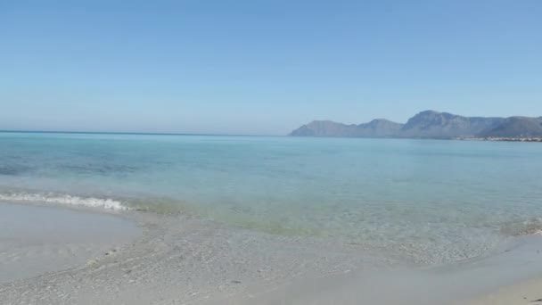 Mar Mediterráneo bañando tranquilamente la orilla — Vídeos de Stock