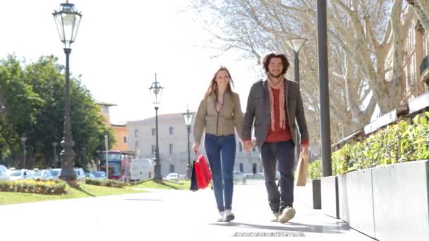 Pareja caminando y abrazándose en la ciudad — Vídeos de Stock