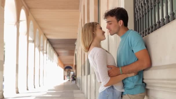 Tourist couple embracing and kissing — Stock Video