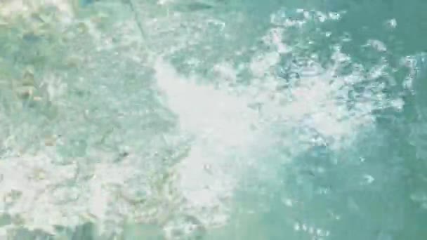 Água caindo na piscina — Vídeo de Stock