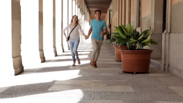 Couple courir rapidement ensemble vers la caméra — Video