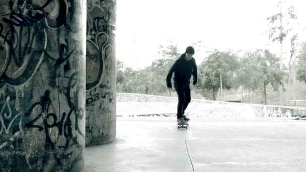 Skater opleiding in een schaatsen park — Stockvideo