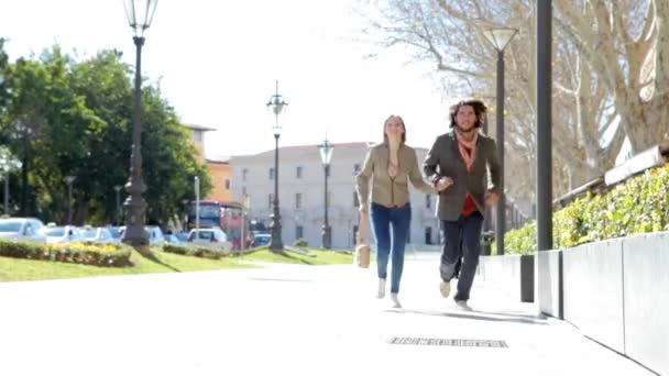 Casal correndo juntos na rua da cidade — Vídeo de Stock