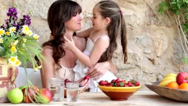 Mutter und Tochter essen Früchte im Freien — Stockvideo