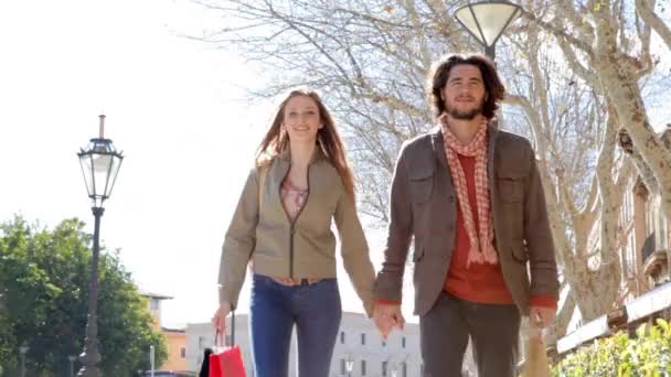 Casal caminhando juntos na cidade — Vídeo de Stock
