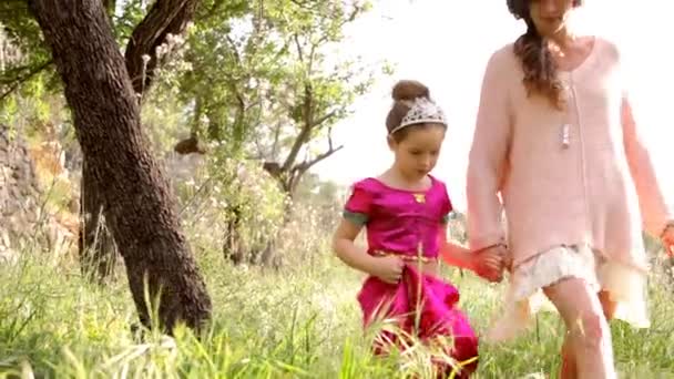 Mãe e filha andando em um jardim em casa — Vídeo de Stock