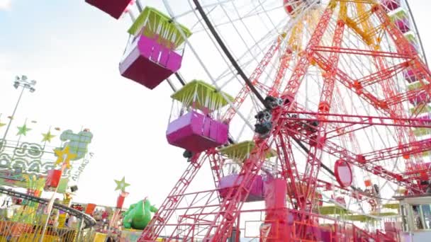 Roda gigante colorida girando — Vídeo de Stock