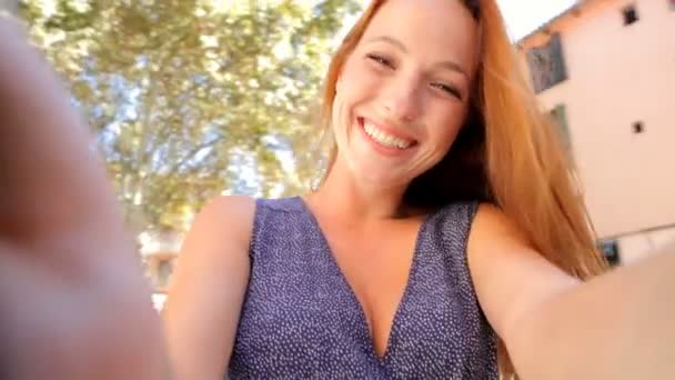 Donna prendendo selfie video di se stessa sulla macchina fotografica — Video Stock