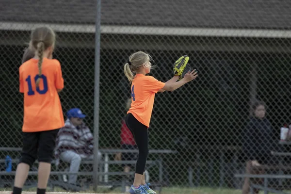 Manitowoc Usa Junio Del 2021 Entrenando Chicas Del Equipo Softbol — Foto de Stock