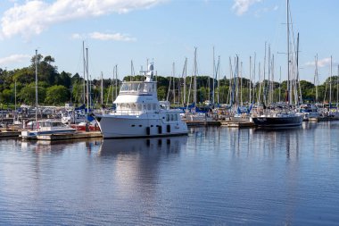 Manitowoc WI USA Septembet 07: 2021: Michigan Gölü 'nde tekneleri demirli bir liman