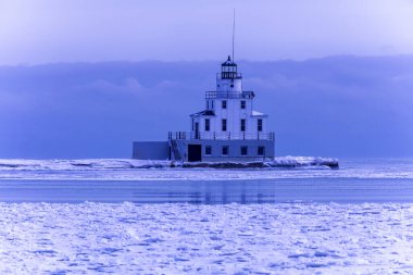 Michigan Gölü Deniz feneri ve Manitowoc Nehri 'nin donmuş ağzı.