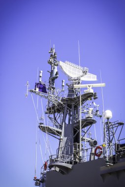 Savaş gemisi mavi gökyüzü ile radar 