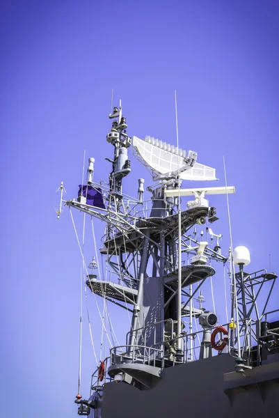 Radar på slagskeppet med blå himmel — Stockfoto