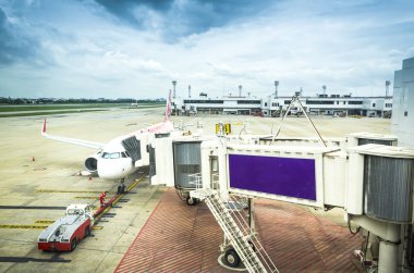 uçak terminal yakınında