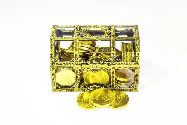 Gouden kistje en gouden munten — Stockfoto